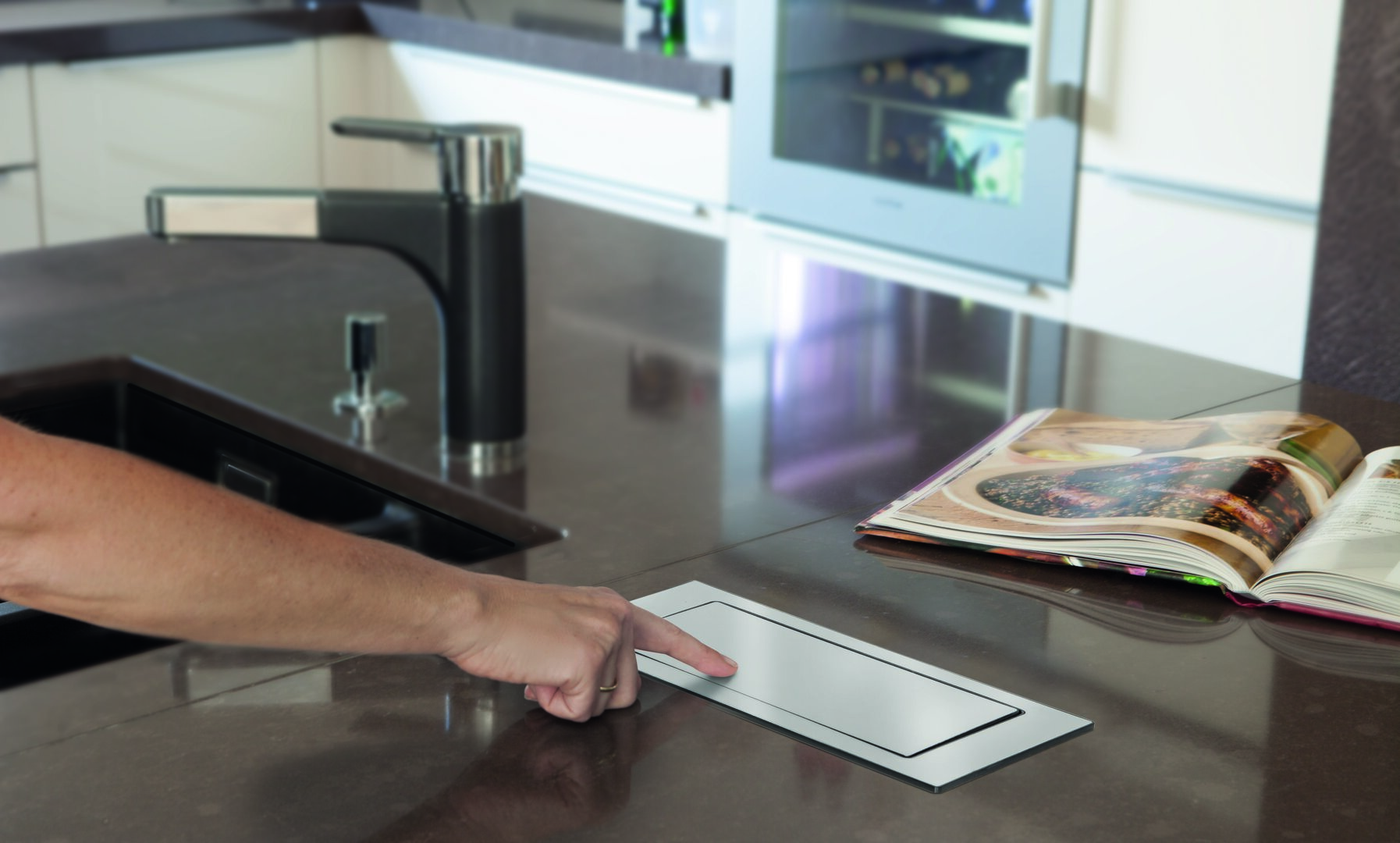 Evoline® BackFlip USB C, mit Schukosteckdosen, flächenbündig H 2,6 mm, Edelstahl